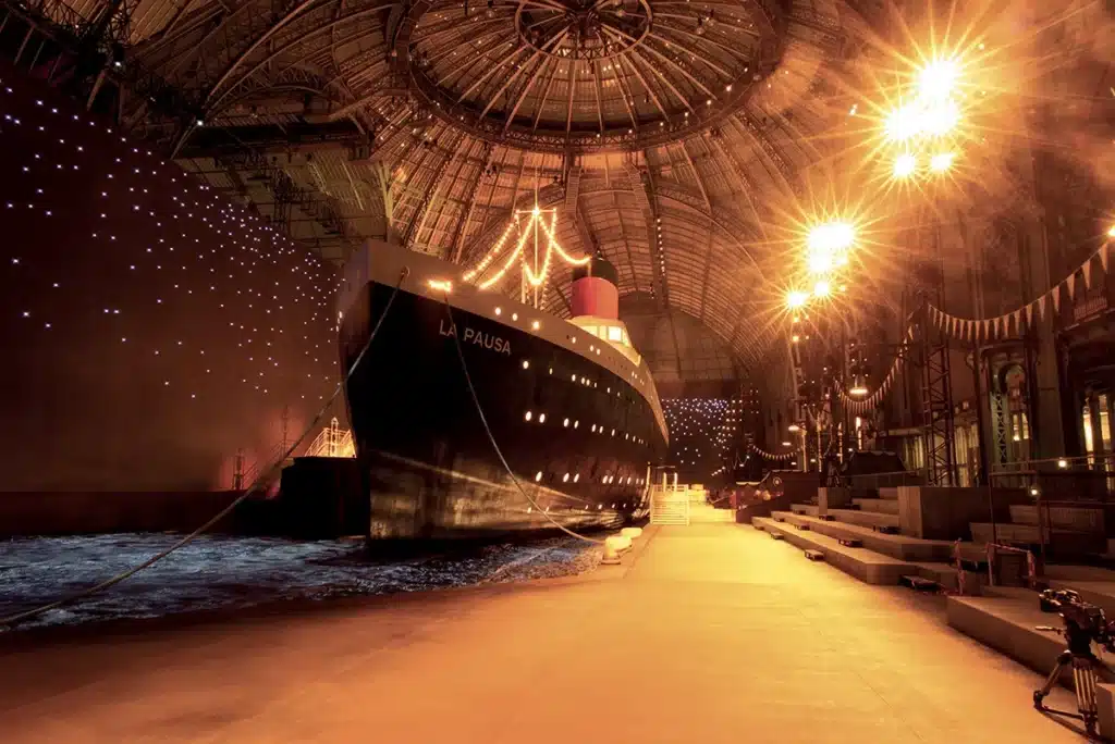 Décor monumental d’un paquebot illuminé au Grand Palais pour un défilé Chanel, recréant une ambiance nocturne marine spectaculaire.
