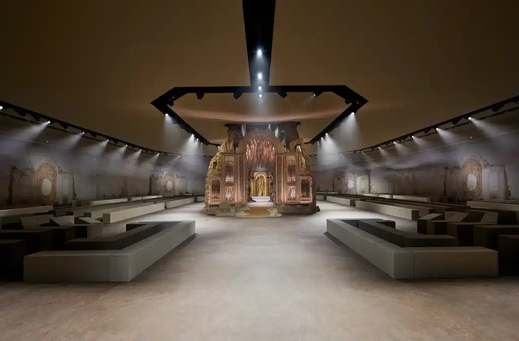 Décor peint et sculpture en carton fashion show