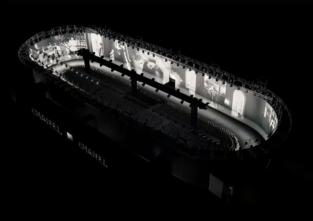 Vue décor de haut. Décor circulaire avec des projections de photos en noir et blanc ambiance du film Marienbad