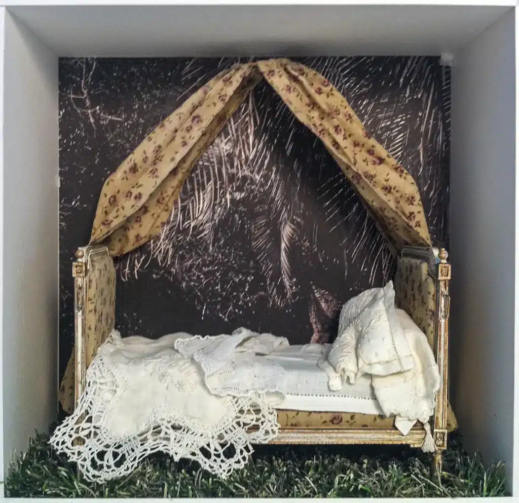 Maquette ambiance poétique, nostalgique et légèrement onirique : du mobilier ancien délicat (console, chaise, lit à baldaquin) posé devant des fonds forestiers sombres, mêlé à de la végétation réelle ou stylisée. L’ensemble évoque un jardin secret un peu sauvage, où le raffinement du décor ancien contraste avec l’atmosphère brumeuse et intimiste.