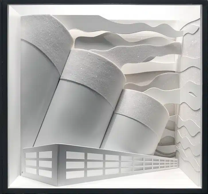 Une série de vitrines CHANEL inspirées de l’univers maritime. Elles mettent en scène des formes ondulantes évoquant les vagues, des hublots lumineux, ainsi que des éléments rappelant la proue d’un navire ou des cheminées de paquebot. Le tout est décliné en blanc et argent, dans une esthétique très épurée et sculpturale, jouant sur la lumière, les volumes et les reflets. Les mannequins et accessoires s’inscrivent dans cet environnement marin stylisé, créant une ambiance immersive et contemporaine.