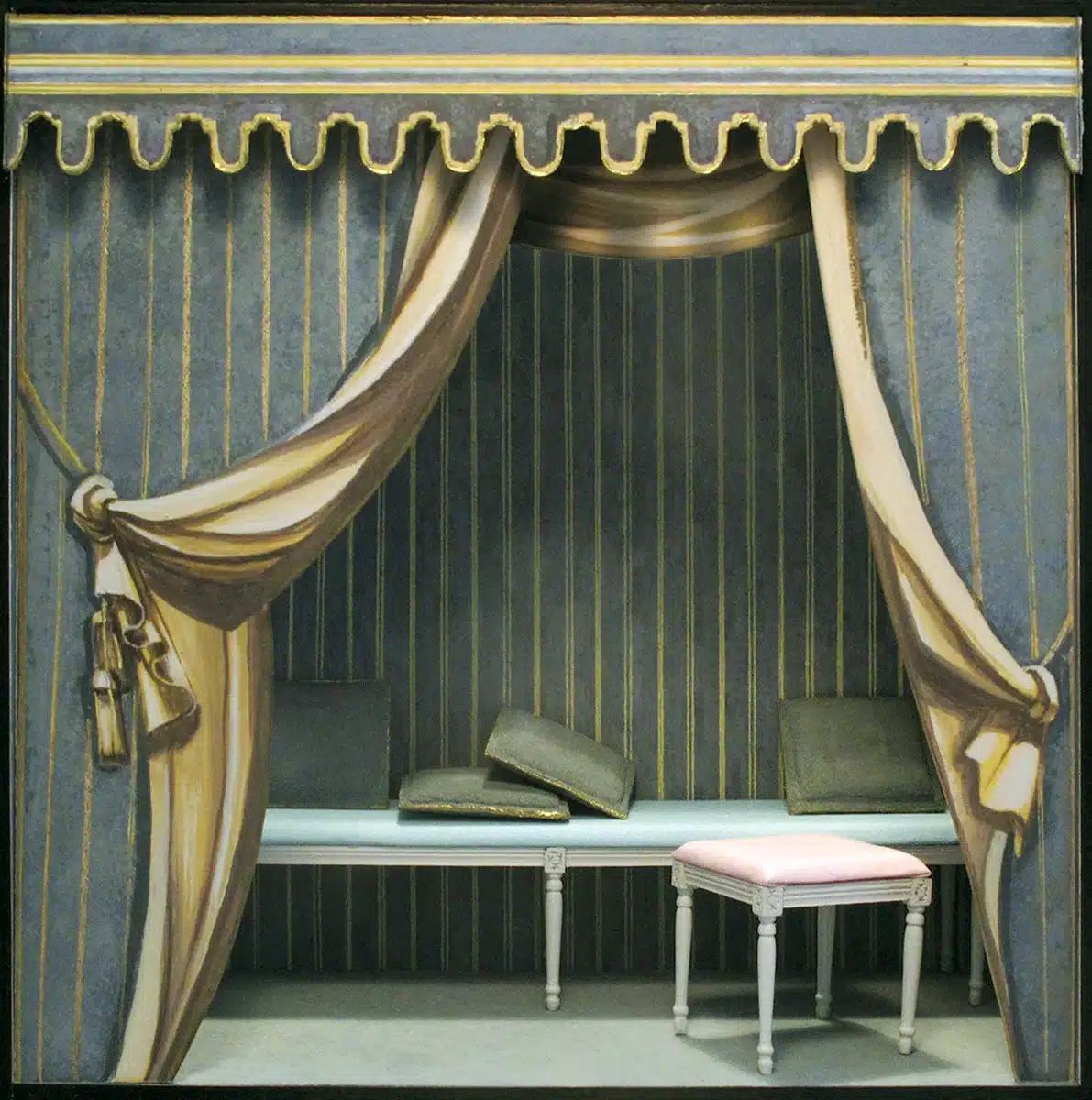 Les vitrines présentent un décor théâtral et intimiste, inspiré des boudoirs élégants du XVIIIᵉ siècle. Elles sont composées de panneaux rayés bleu-gris, soulignés de filets dorés, et encadrées par de grands rideaux peints, drapés et noués comme un décor d’opéra.