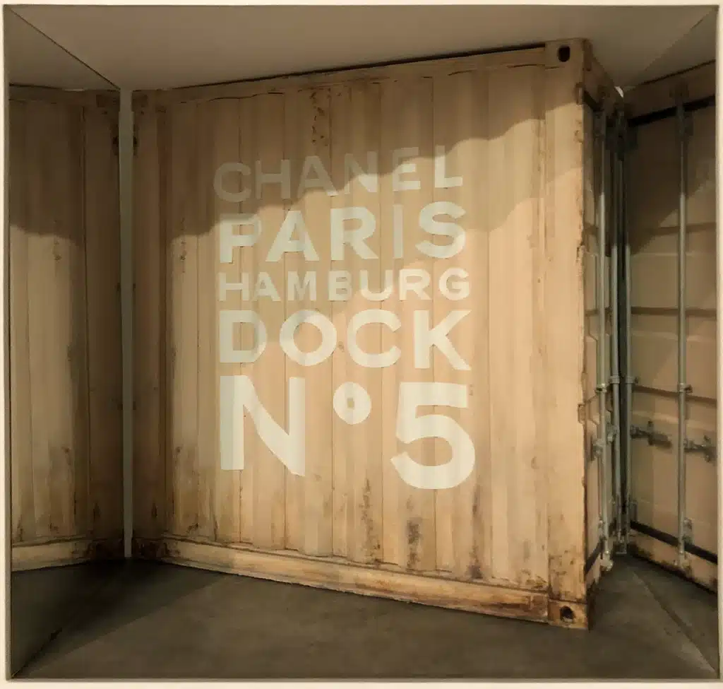 Miniatures très détaillées de containers ouverts, montrant une reproduction fidèle de la texture métallisée, de la rouille, des charnières et des portes coulissantes. Elles servent à préparer l’aménagement final des vitrines.