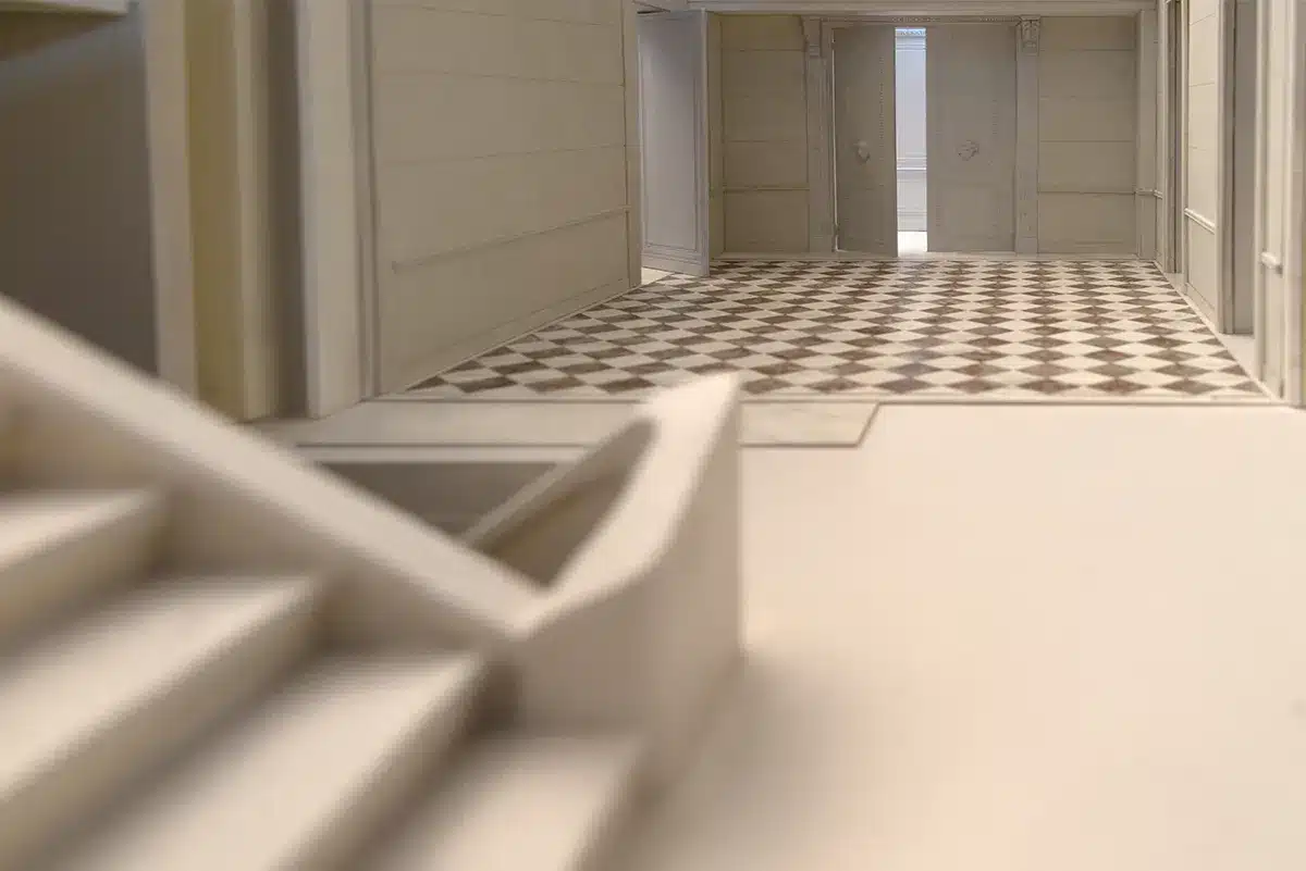 Les maquettes proposaient une ambiance élégante, feutrée et résolument contemporaine, pensée comme une relecture subtile du luxe historique de l’Hôtel de Crillon. Les volumes privilégiaient la fluidité et la respiration, avec des matières nobles, des jeux de lumière doux et une palette apaisée, créant des suites à la fois intimistes, sophistiquées et intemporelles, où le confort moderne dialogue avec l’héritage du lieu.